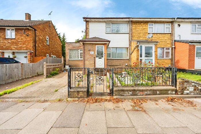 3 Bedroom Semi-Detached House For Sale In Strangers Way, Luton, Bedfordshire, LU4