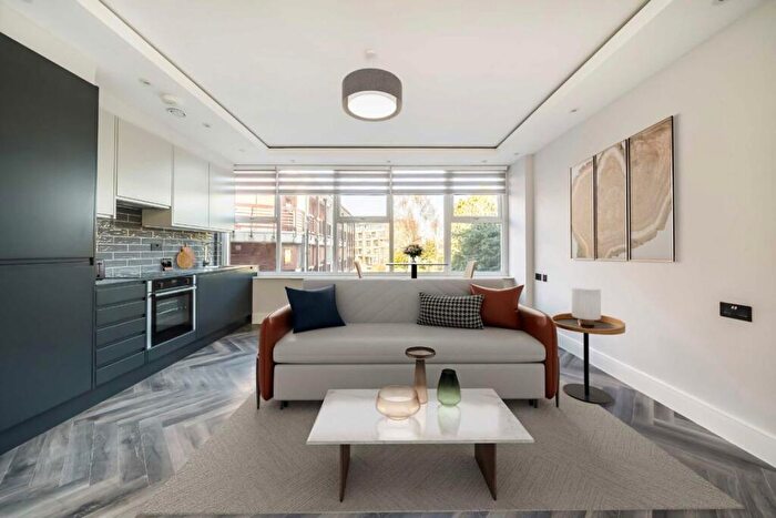 1 Bedroom Flat For Sale In Baker Street, Weybridge, KT13