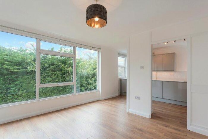 2 Bedroom Flat To Rent In Queens Road, Weybridge, KT13