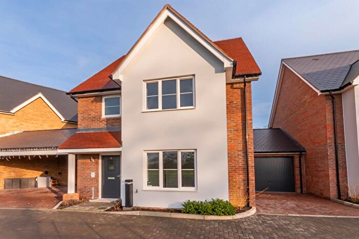 4 Bedroom Link Detached House For Sale In Hawthorn Close, Main Road, Bicknacre, Chelmsford, CM3