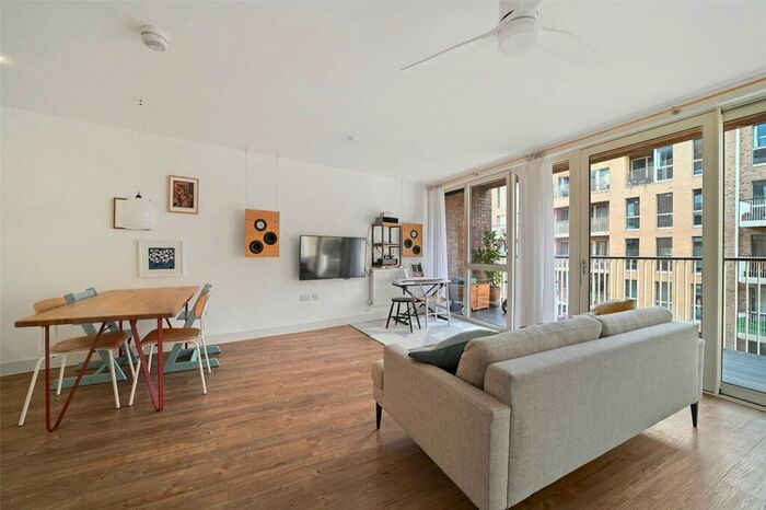 3 Bedroom Apartment To Rent In Oxley Square, Bromley-By-Bow, London, E3