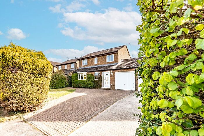 3 Bedroom Link Detached House For Sale In Corbett Road, Carterton, Oxfordshire, OX18