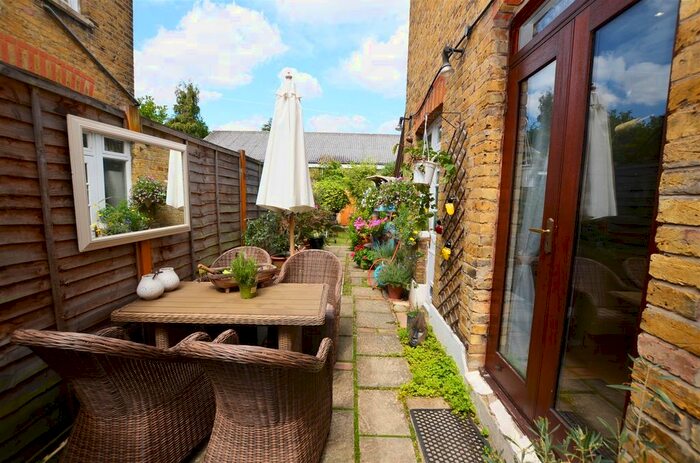 2 Bedroom Flat To Rent In Princes Road, Teddington, TW11