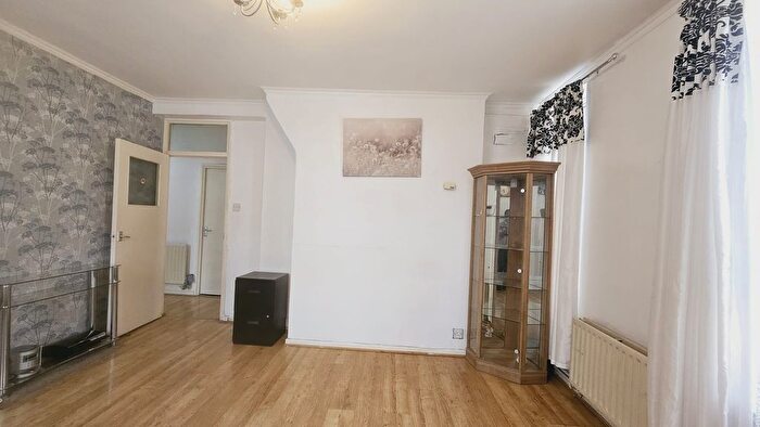 2 Bedroom Flat To Rent In Watts Street, London, E1W