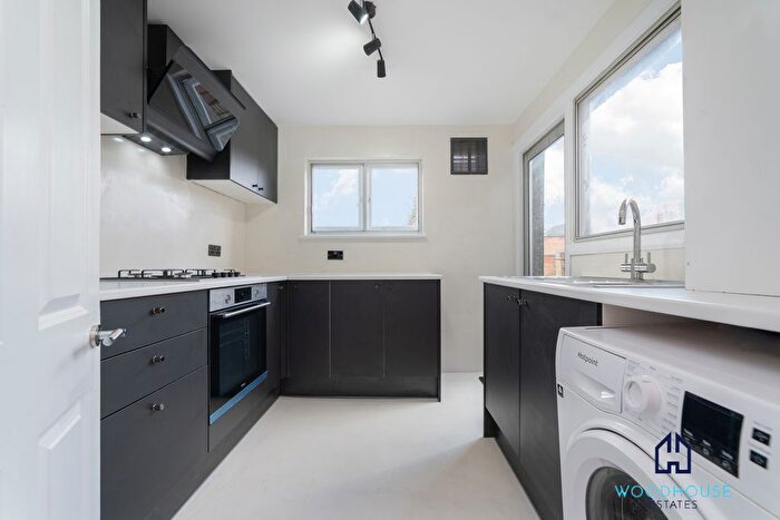 3 Bedroom Terraced House To Rent In Horsham Avenue, London, N12