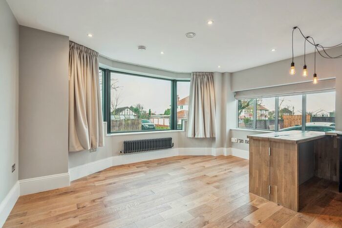 1 Bedroom Flat To Rent In The Crossway, Uxbridge, Greater London, UB10