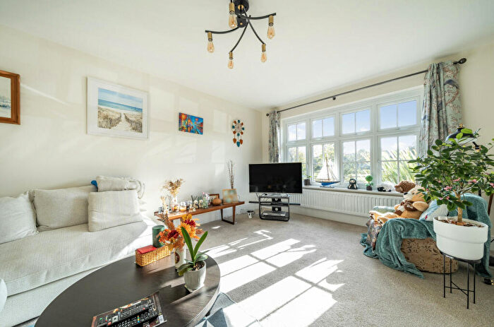 4 Bedroom Detached House For Sale In Minstrel Close, Alton, Hampshire, GU34