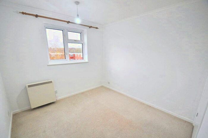 2 Bedroom Flat To Rent In Cheviot Way, Ashford, TN24