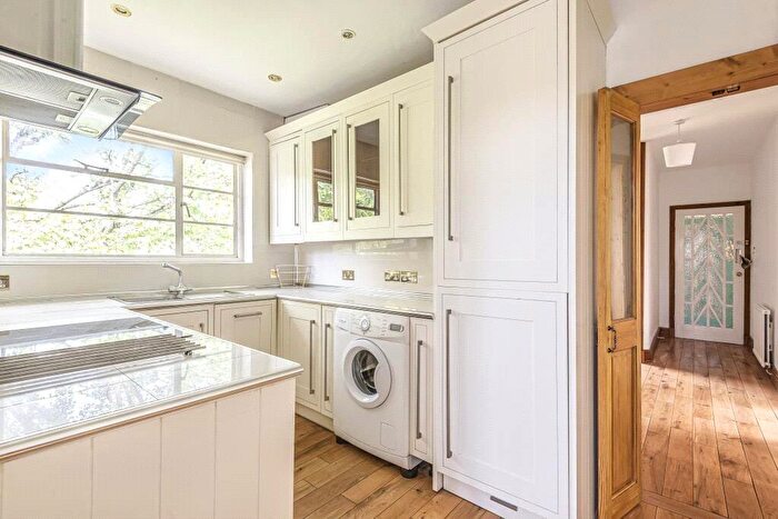 2 Bedroom Apartment To Rent In Ossulton Way, London, N2