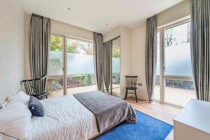 3 Bedroom Flat To Rent In Nautilus House, North Kensington, London, W10