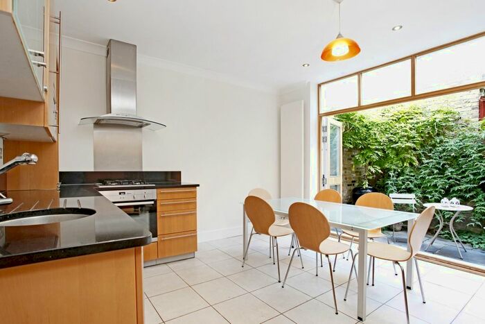 3 Bedroom Flat To Rent In Greencoat Place, London, SW1P