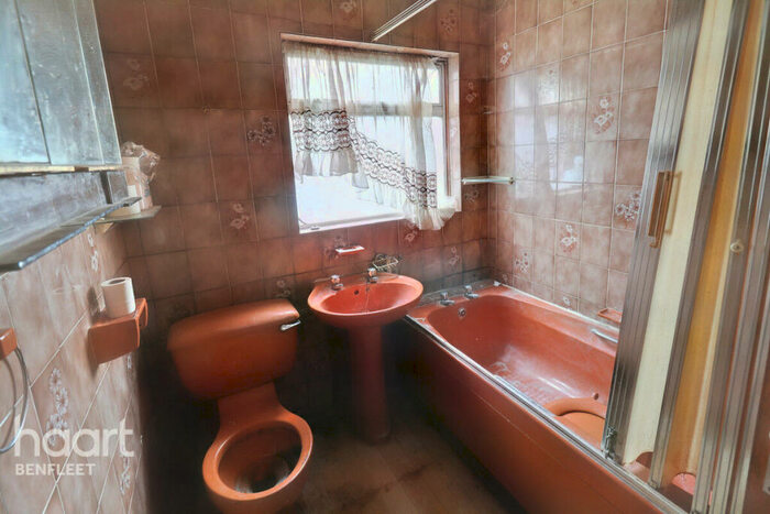 2 Bedroom Semi-Detached Bungalow For Sale In Kents Hill Road, Benfleet, SS7