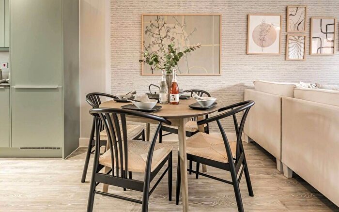 3 Bedroom Semi Detached House For Sale In Ashby Road, Daventry, NN11