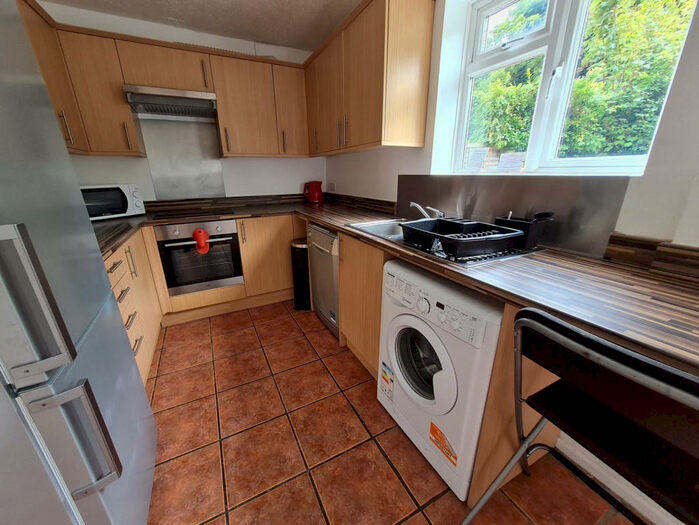 5 Bedroom Semi-Detached House To Rent In Hillside, Brighton, BN2