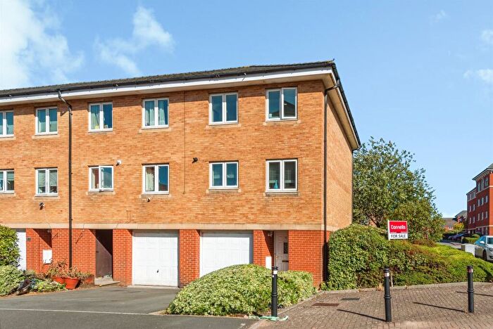 3 Bedroom Town House For Sale In Saltash Road, Swindon, SN2