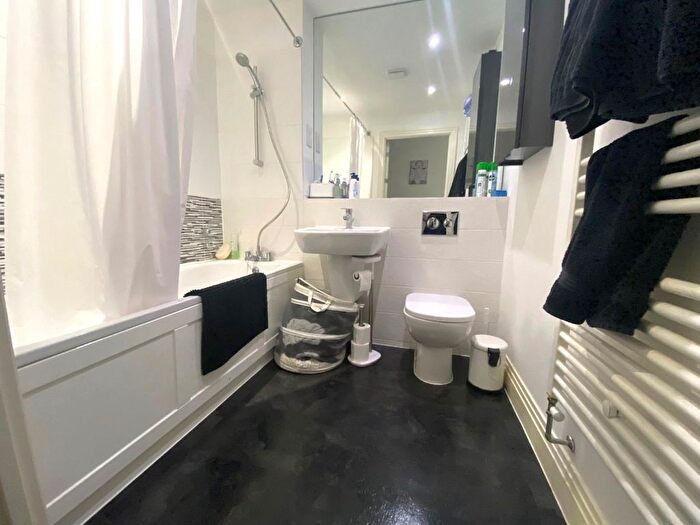 2 Bedroom Flat For Sale In Horizon Place, Studio Way, Borehamwood, Hertfordshire, WD6