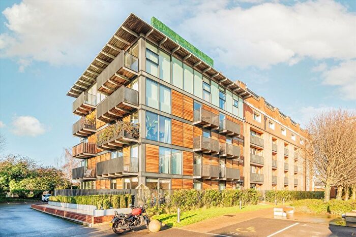 1 Bedroom Flat To Rent In Great West Road, Hammersmith, W6