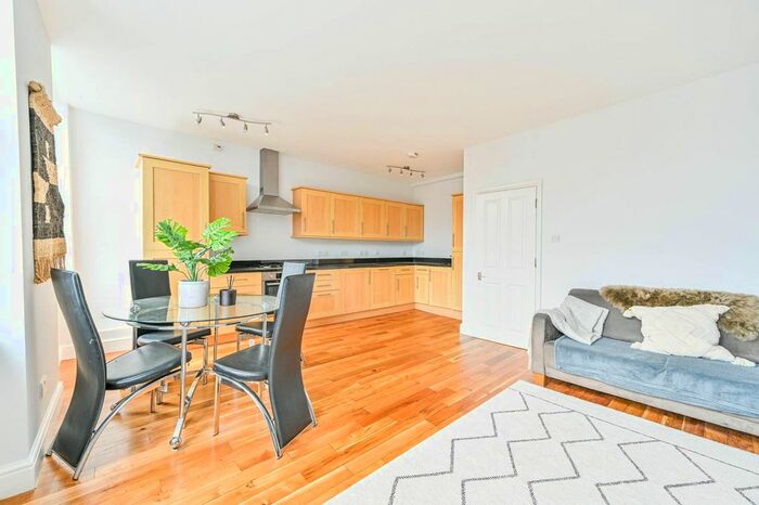 2 Bedroom Flat To Rent In Haselrigge Road, Clapham, London, SW4