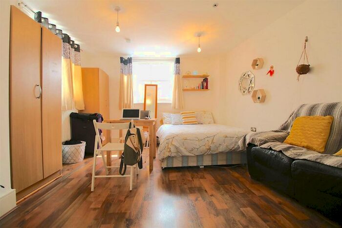 3 Bedroom Flat To Rent In Mile End Road, London, E1