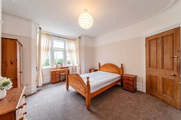 2 Bedroom Flat To Rent In Brightwell Crescent, London, SW17