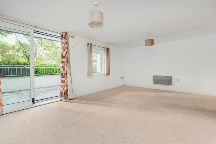 2 Bedroom Flat To Rent In Holland Gardens, Brentford, Middlesex, TW8