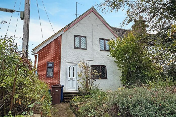 3 Bedroom Detached House For Sale In Petworth Road, Chiddingfold, Godalming, GU8