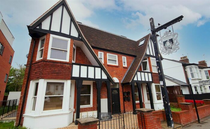 3 Bedroom Flat To Rent In New Wanstead, London, E11