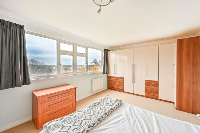 2 Bedroom Flat For Sale In Cranes Park, Surbiton, KT5
