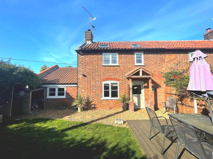 3 Bedroom Semi-Detached House For Sale In The Loke, Ingham Corner, Norwich, NR12