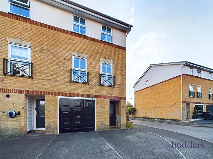 4 Bedroom End Of Terrace House To Rent In Ottershaw, Surrey, KT16