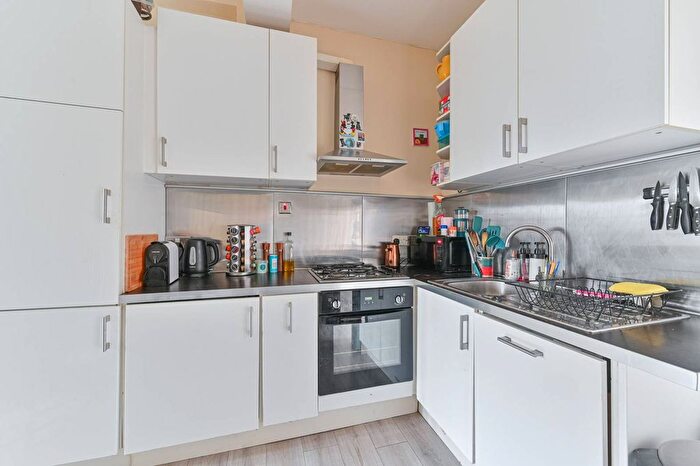2 Bedroom Flat To Rent In Landor Road, Clapham North, London, SW9