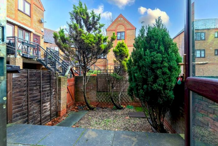 4 Bedroom Flat To Rent In Brunswick Quay, London, SE16