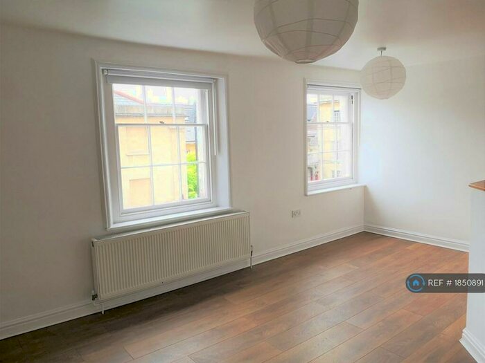 1 Bedroom Flat To Rent In Baker's Mews, Devizes, SN10