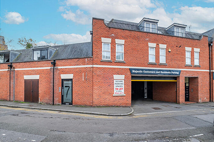 1 Bedroom Flat For Sale In Burnham Street, Kingston Upon Thames, KT2