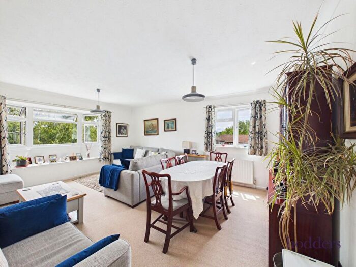3 Bedroom Apartment For Sale In Chertsey, Surrey, KT16