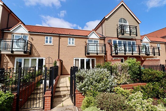 3 Bedroom Town House For Sale In Marina Court, Burton Waters, LN1