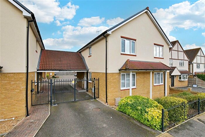 2 Bedroom Maisonette For Sale In Irvon Hill Road, Wickford, Essex, SS12