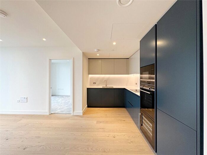 2 Bedroom Apartment To Rent In Harcourt Tower, Marsh Wall, Canary Wharf, E14