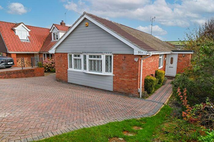 3 Bedroom Detached Bungalow For Sale In New Road, Clanfield, PO8