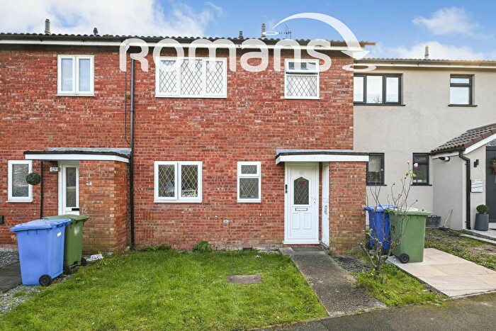 3 Bedroom Terraced House To Rent In Barn Close, RG12