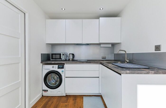 Apartment To Rent In Calthorpe Gardens, Sutton, SM1