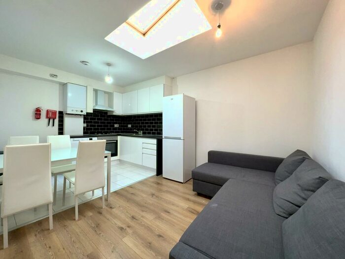 3 Bedroom Apartment To Rent In Blandfield Road, London, SW12