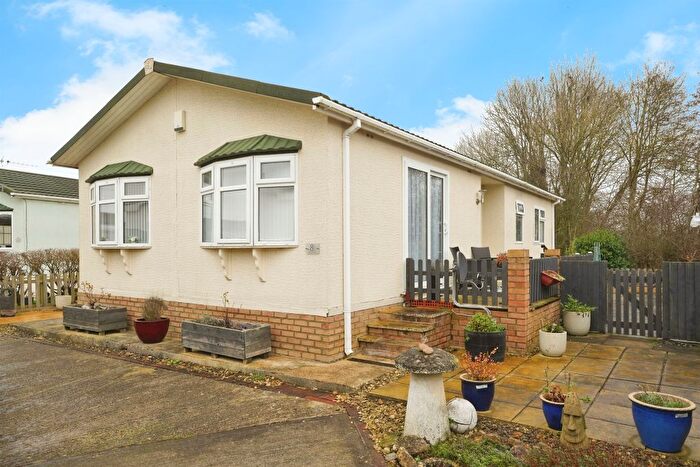 2 Bedroom Park Home For Sale In Ferrers Way, St. Johns Priory, Lechlade, GL7