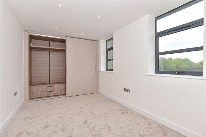 2 Bedroom Flat For Sale In Convent Road, Broadstairs, Kent, CT10