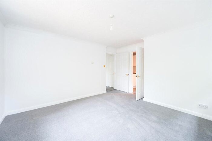 2 Bedroom Flat To Rent In Greenacres, North Parade, Horsham, RH12