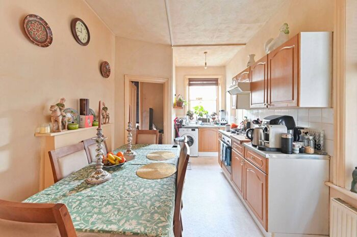 2 Bedroom Flat To Rent In Mowll Street, Oval, London, SW9