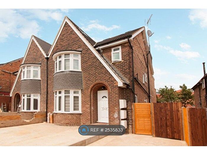 3 Bedroom Flat To Rent In Western Avenue, London, W3