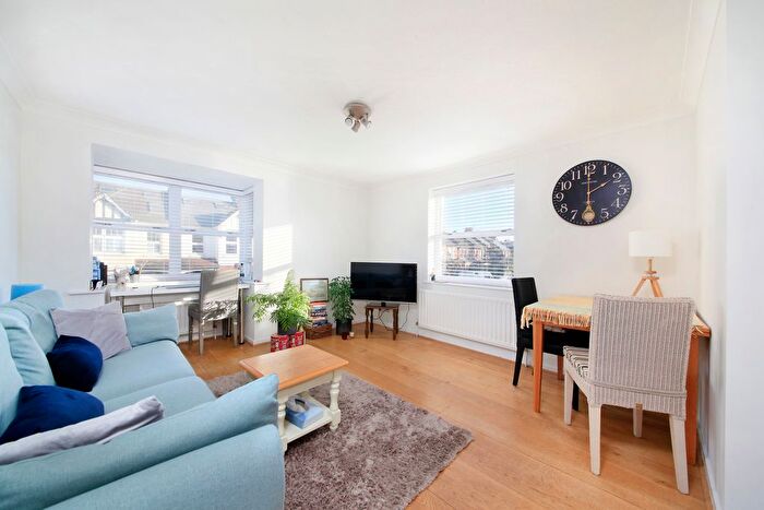2 Bedroom Flat To Rent In Dovecote Gardens, Mortlake, SW14