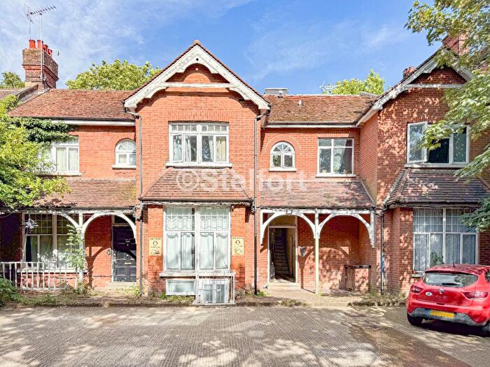 Flat To Rent In Colney Hatch Lane, London, N10