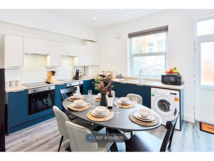 6 Bedroom End Of Terrace House To Rent In Harold Terrace, Leeds, LS6